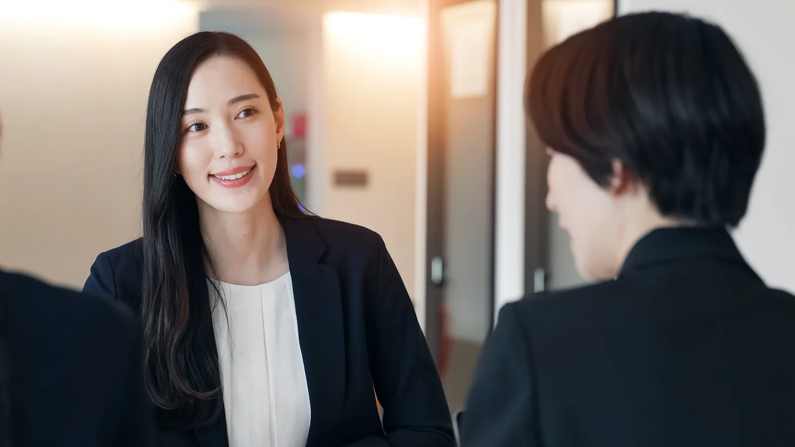 社労士が顧問先の担当者と面談し、AIで整理した資料をもとに手続きを進めるイメージ