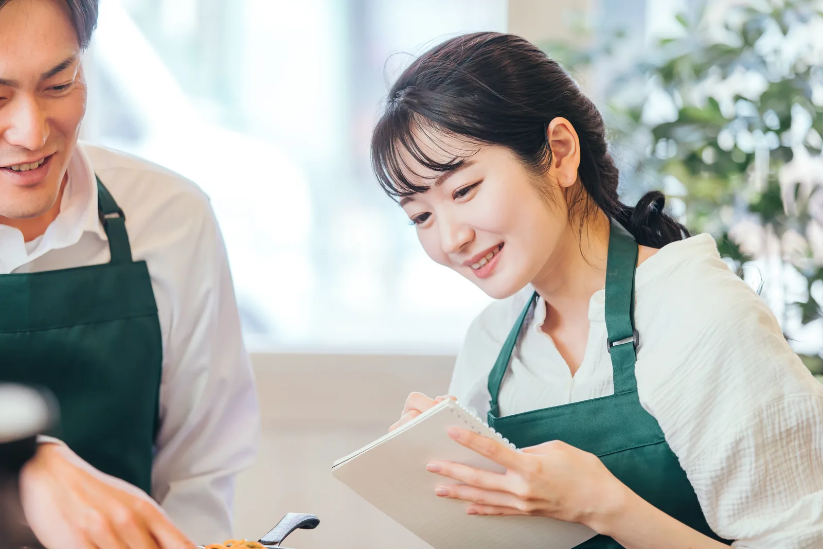 店舗スタッフが接客しながら販売状況を記録するイメージ
