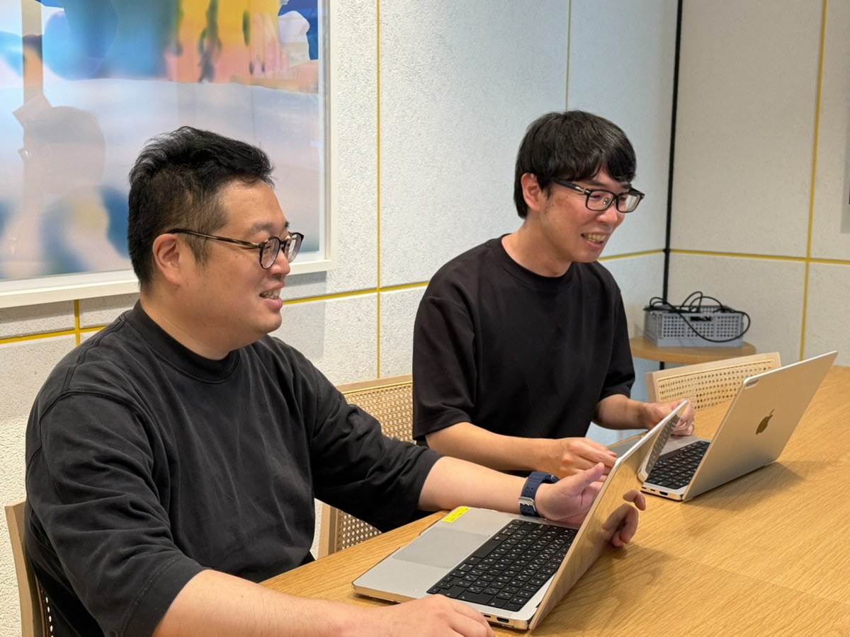 承継した企業ごとのAI活用方針を説明する小森谷一生氏と齋藤圭吾氏