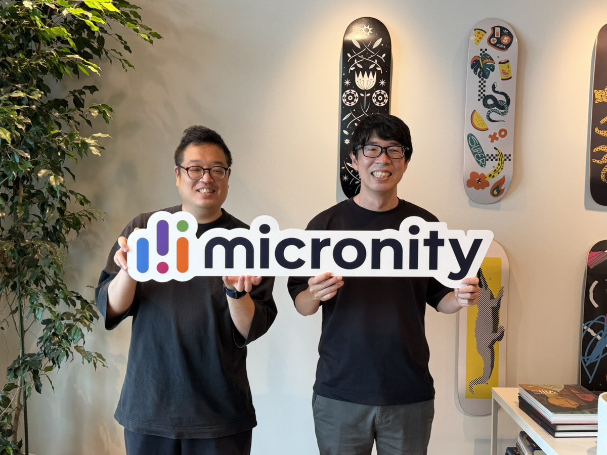 micronityのロゴを持つ小森谷一生氏と齋藤圭吾氏