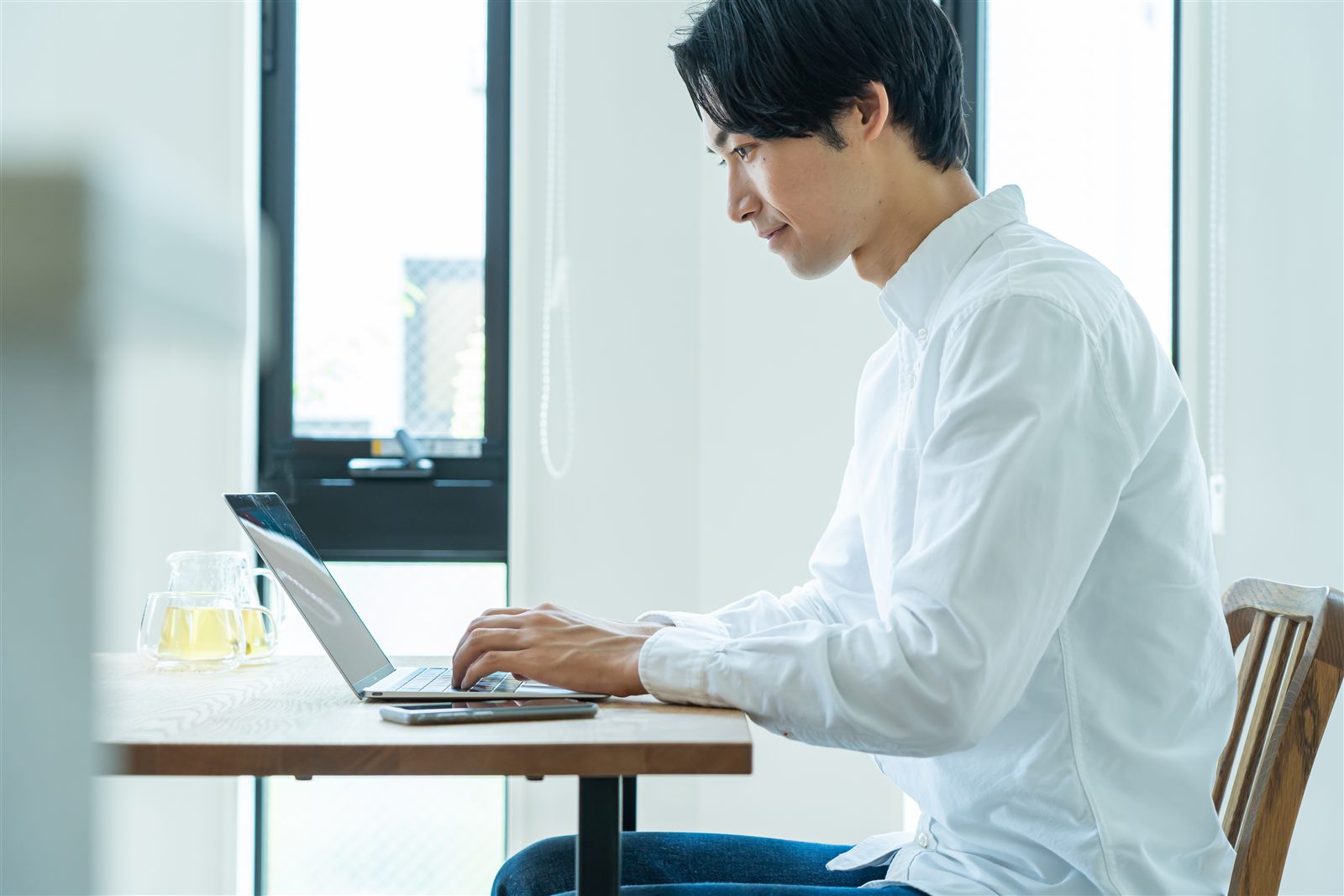 ノートPCでＡＩを活用するビジネスパーソン